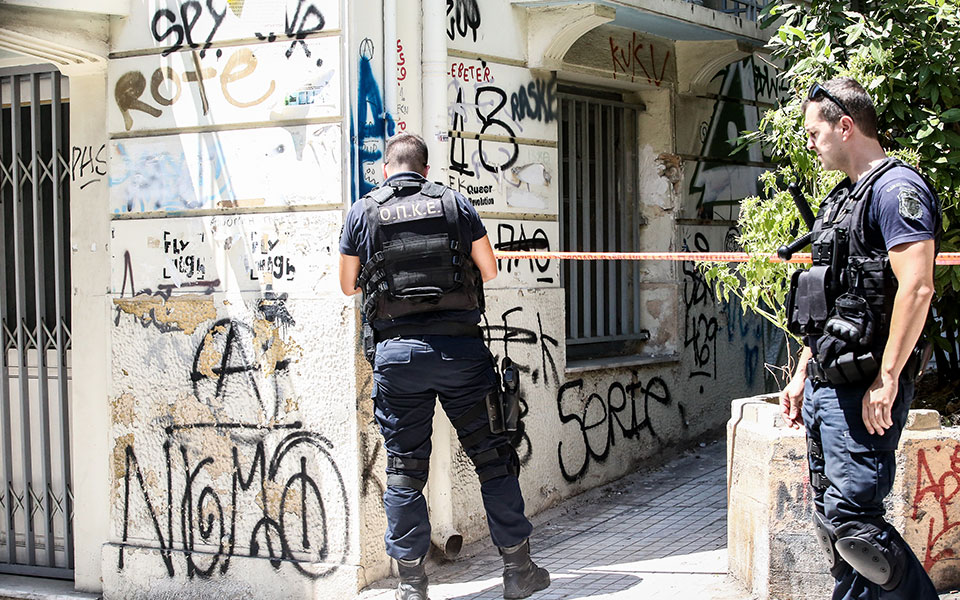 αθήνα-χειροπέδες-σε-δύο-άτομα-για-διακ-561909619