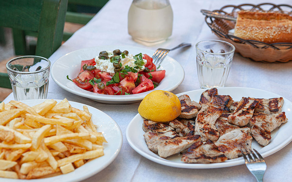 Κυριακή στην ταβέρνα: 9 αυλές με αύρα παλιάς Αθήνας-1