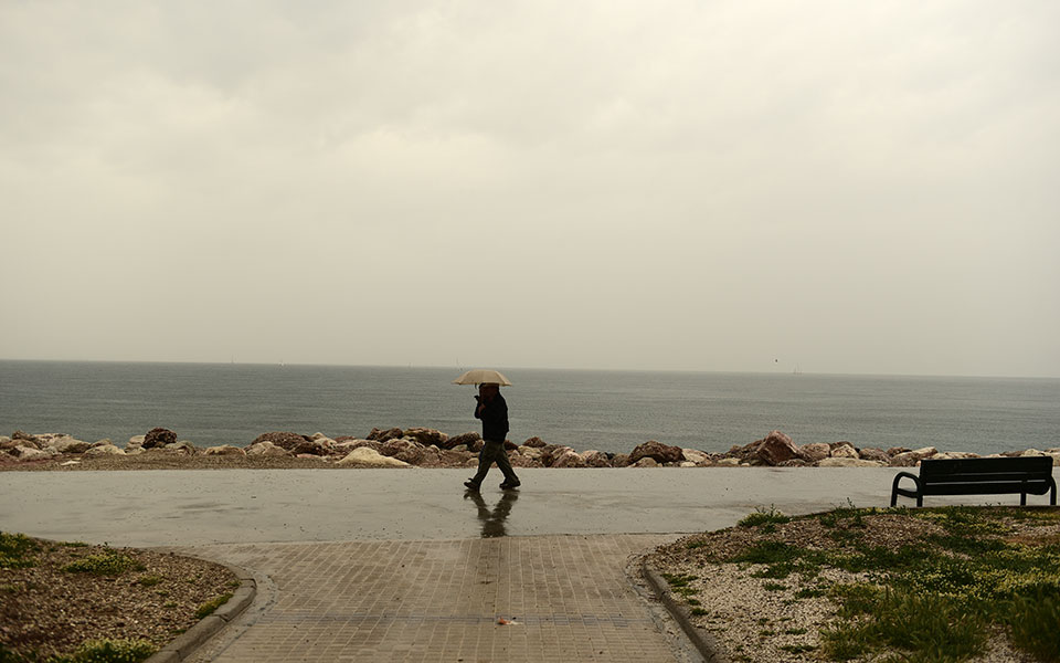 καιρός-ζεστός-αλλά-με-τοπικές-βροχές-κ-561931387