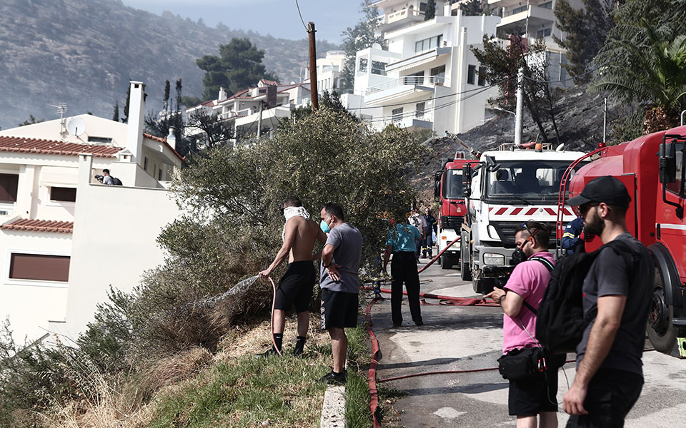 Φωτιά στην Άνω Γλυφάδα: Εντολή για εκκένωση σπιτιών στη Βούλα-4
