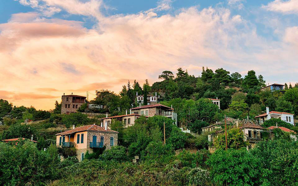Η πρωτοβουλία που μας φτιάχνει τη διάθεση: Πώς απέκτησε ξανά ζωή ένα εγκαταλειμμένο ορεινό χωριό στην Χαλκιδική-1