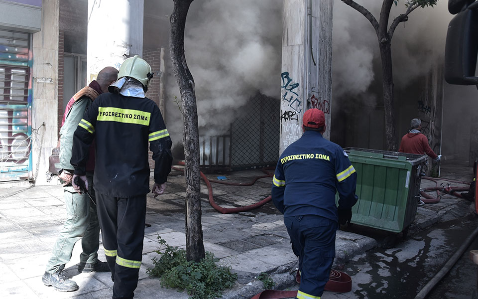 υπό-έλεγχο-η-πυρκαγιά-σε-αποθηκευτικό-561904936