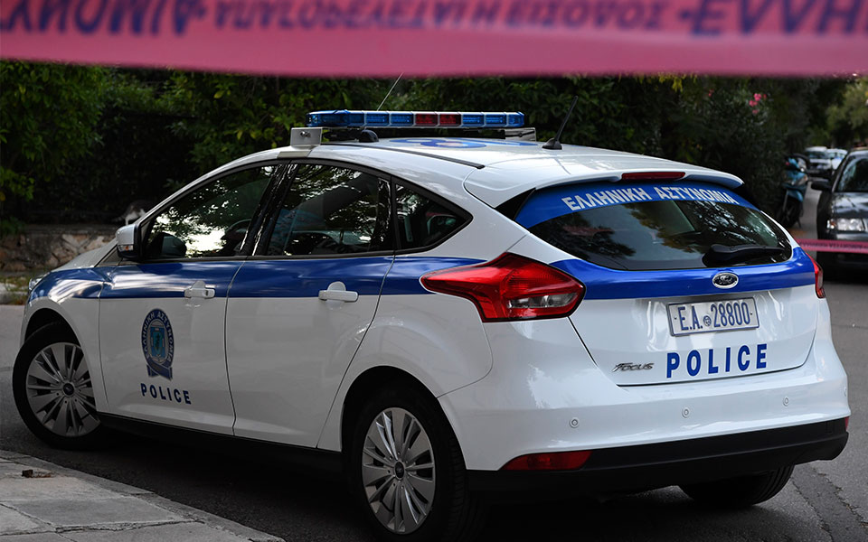 χειροπέδες-σε-υπάλληλο-supermarket-που-κατείχε-25-561905443