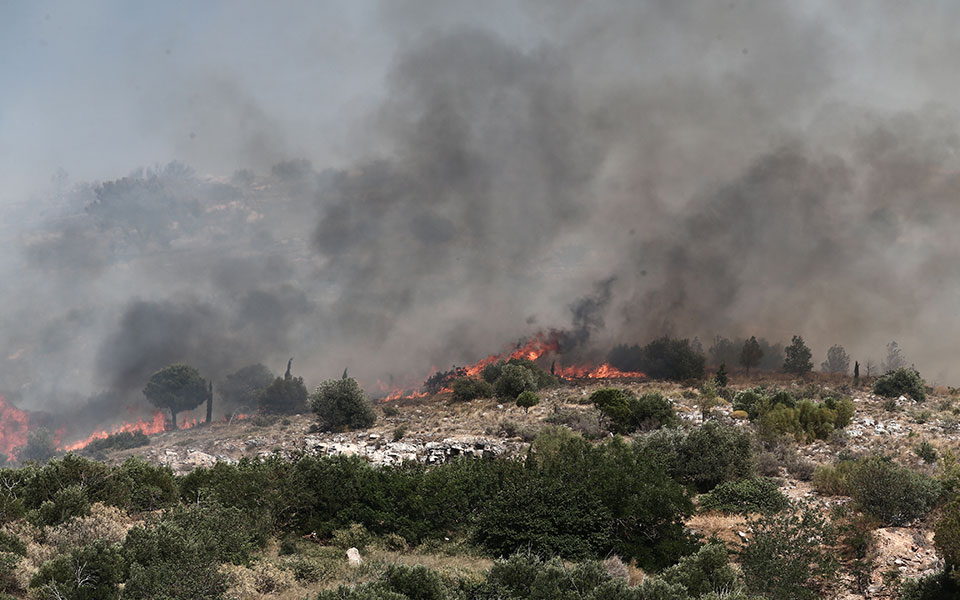 Φωτιά στη Βούλα: Βελτιωμένη η εικόνα – Ολονύχτια μάχη από επίγειες δυνάμεις-1