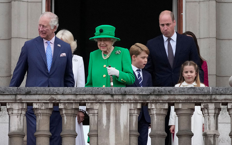Πλατινένιο Ιωβηλαίο: Η βασίλισσα Ελισάβετ εμφανίστηκε στον εξώστη των ανακτόρων (εικόνες)-1