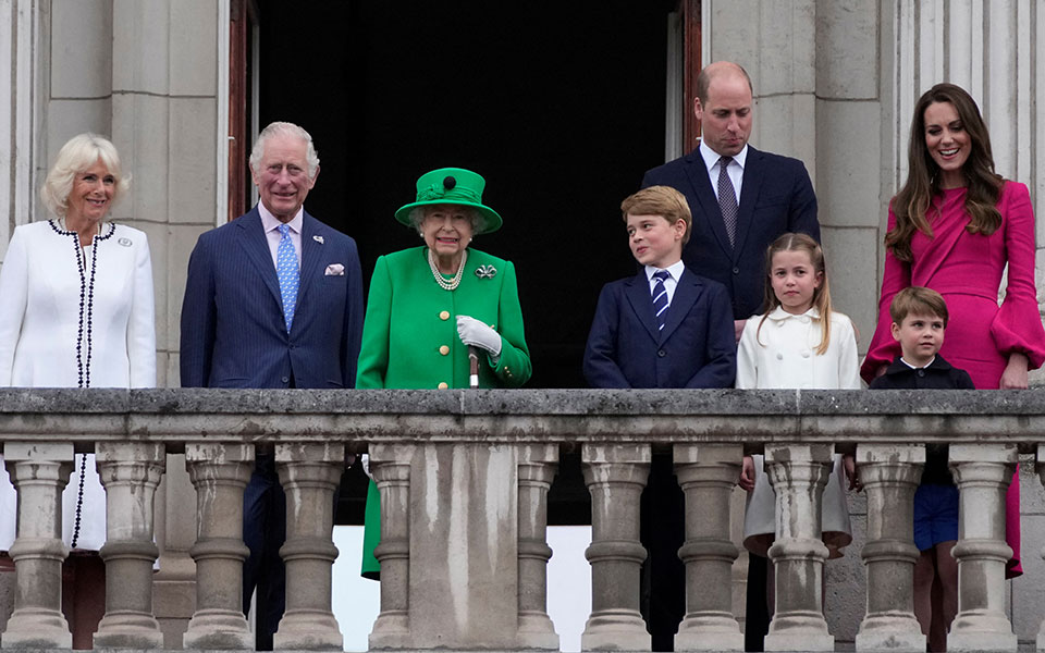 Πλατινένιο Ιωβηλαίο: Η βασίλισσα Ελισάβετ εμφανίστηκε στον εξώστη των ανακτόρων (εικόνες)-2