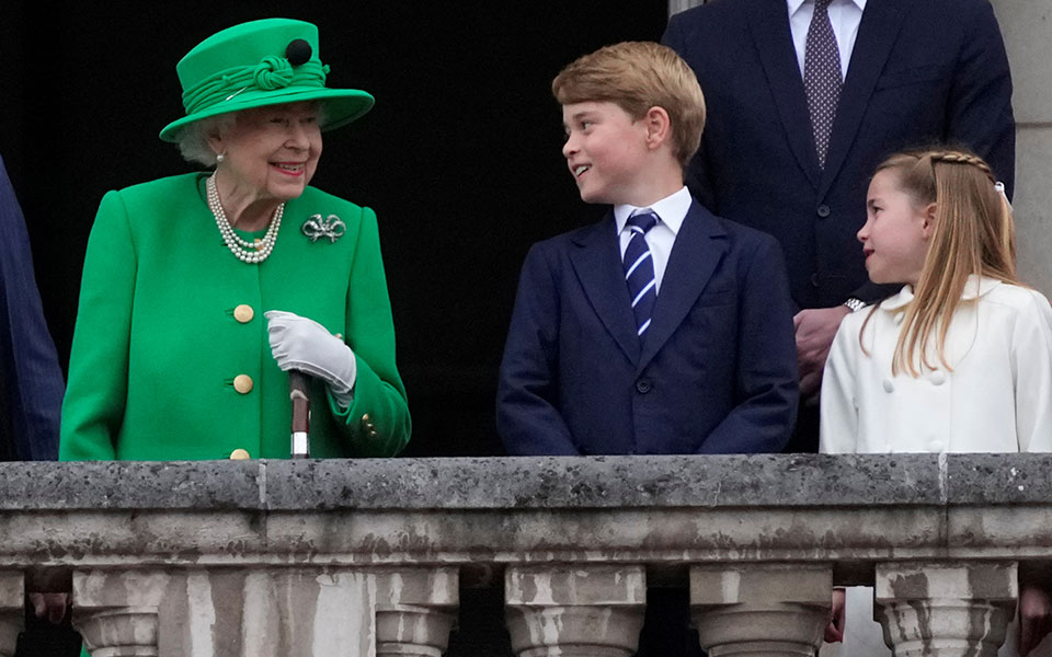 Πλατινένιο Ιωβηλαίο: Η βασίλισσα Ελισάβετ εμφανίστηκε στον εξώστη των ανακτόρων (εικόνες)-3
