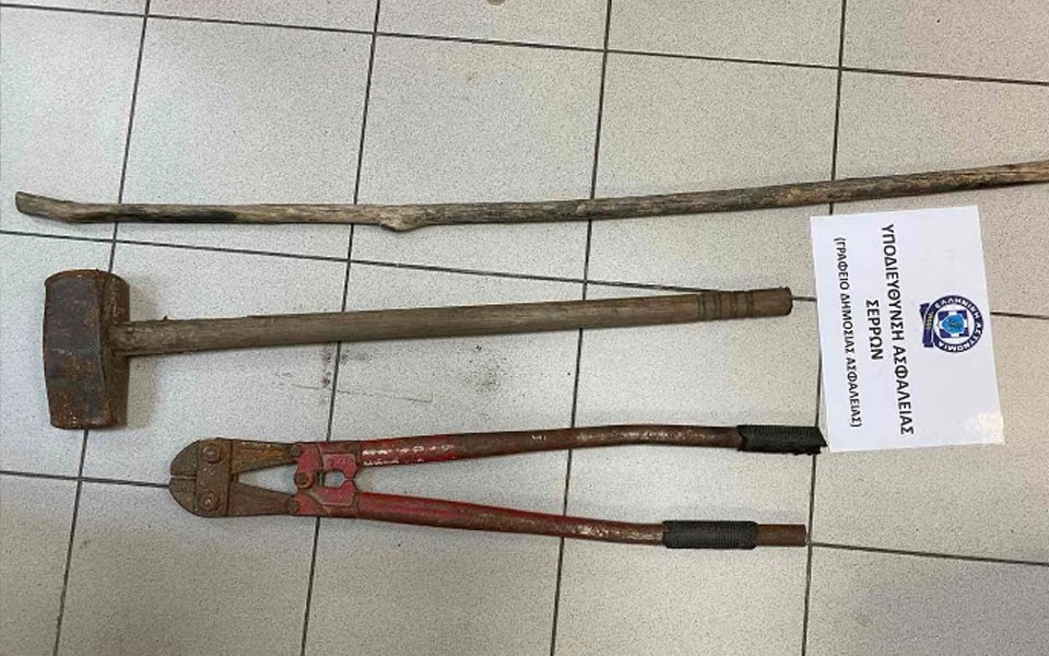 σέρρες-χειροπέδες-σε-τέσσερις-άνδρες-561902431