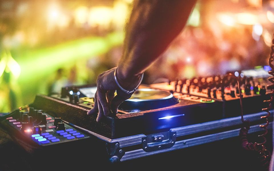 Το «ήσυχο καλοκαίρι» της Αθηναϊκής Ριβιέρας: Φρέναραν την ηχορύπανση τα πιλοτικά μέτρα;-1