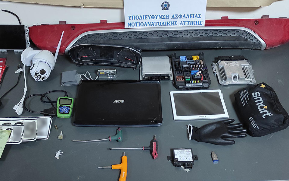 χειροπέδες-σε-δύο-μέλη-εγκληματικής-ο-561921637