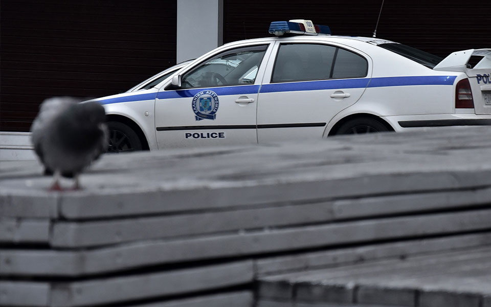 βόνιτσα-χειροπέδες-σε-γυναίκα-η-οποία-561911746