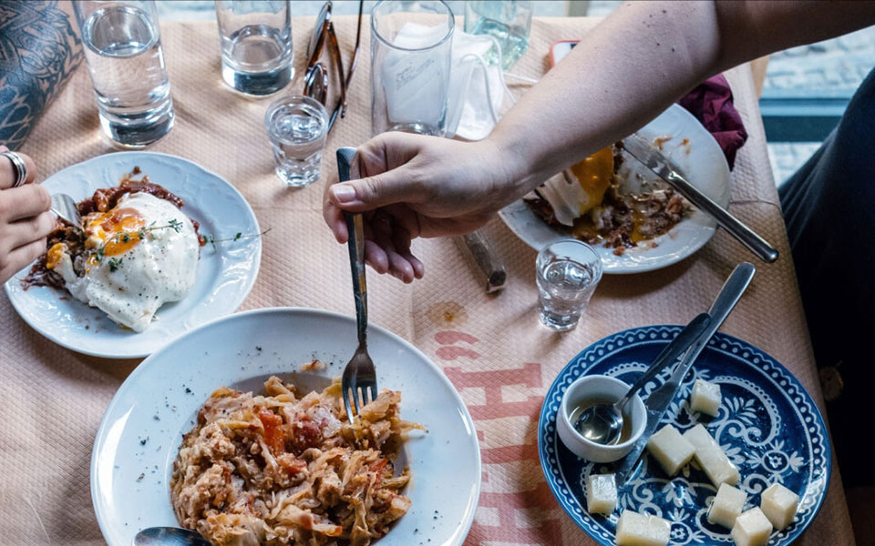 στη-στοά-στα-σκιερά-κρυψώνες-του-κέν-561898738