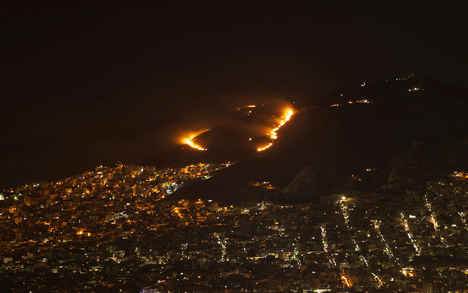 υπό-έλεγχο-η-φωτιά-στο-σχιστό-οριοθε-561932407