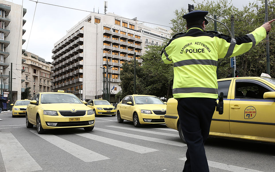 μοναστηράκι-χειροπέδες-σε-οδηγό-ταξί-561901954