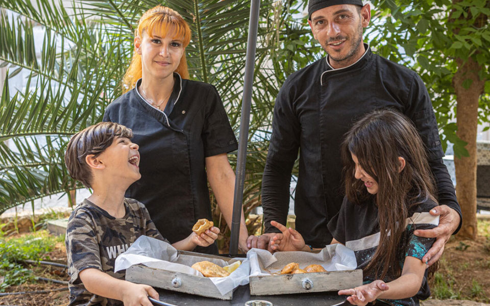 street-food-η-τραβηχτή-πίτα-της-μάνης-στον-πειρα-561930814