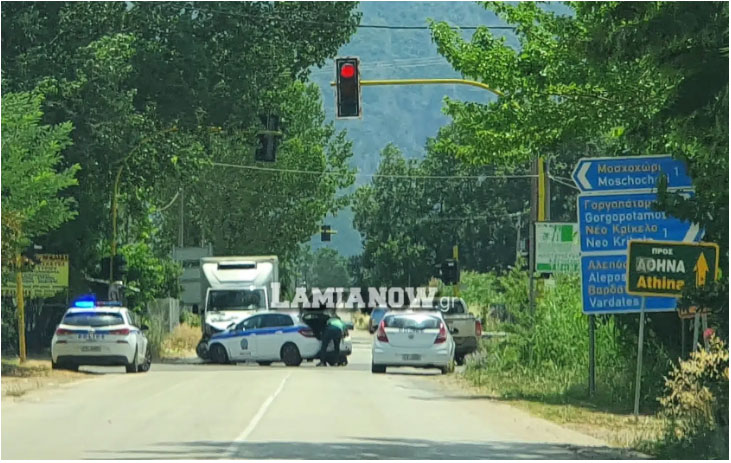 Λαμία: Σημαντικές ζημιές σε περιπολικό που ενεπλάκη σε τροχαίο ατύχημα (εικόνες)-1