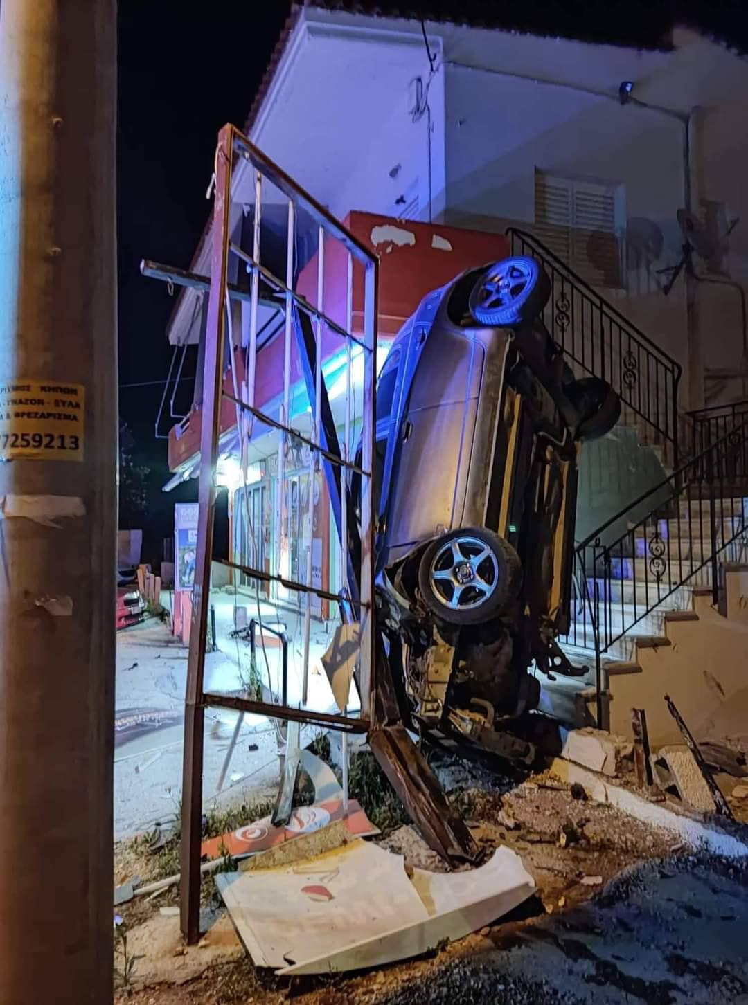 Τροχαίο στην Αρτέμιδα: Αυτοκίνητο κατέληξε στην είσοδο καταστήματος (εικόνες)-1