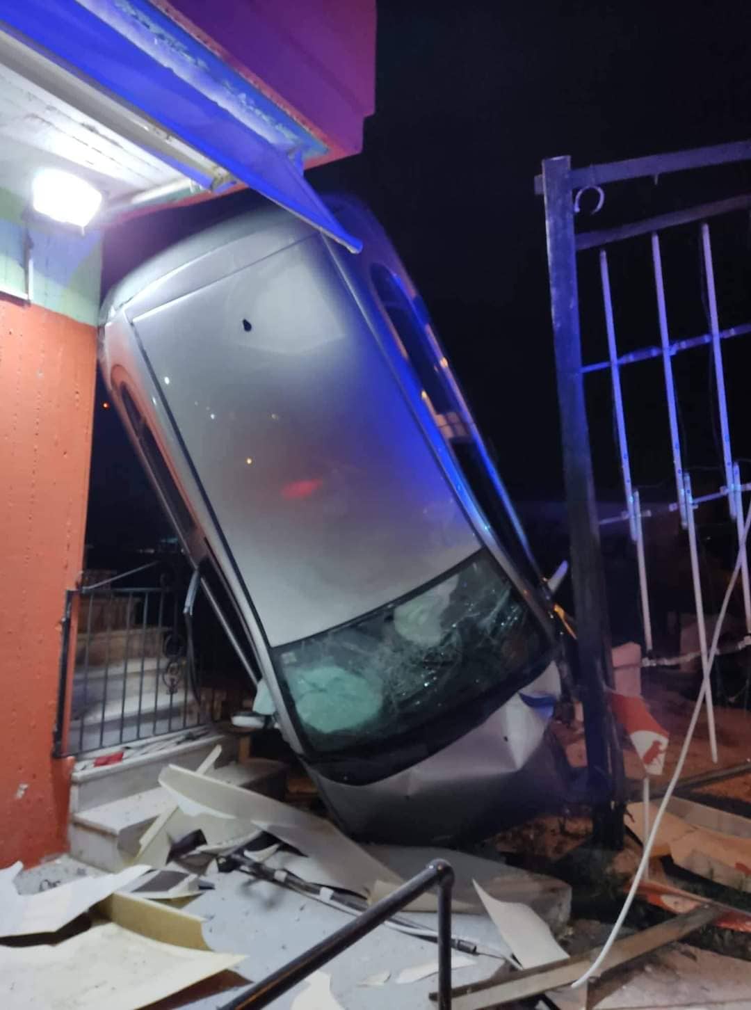 Τροχαίο στην Αρτέμιδα: Αυτοκίνητο κατέληξε στην είσοδο καταστήματος (εικόνες)-2