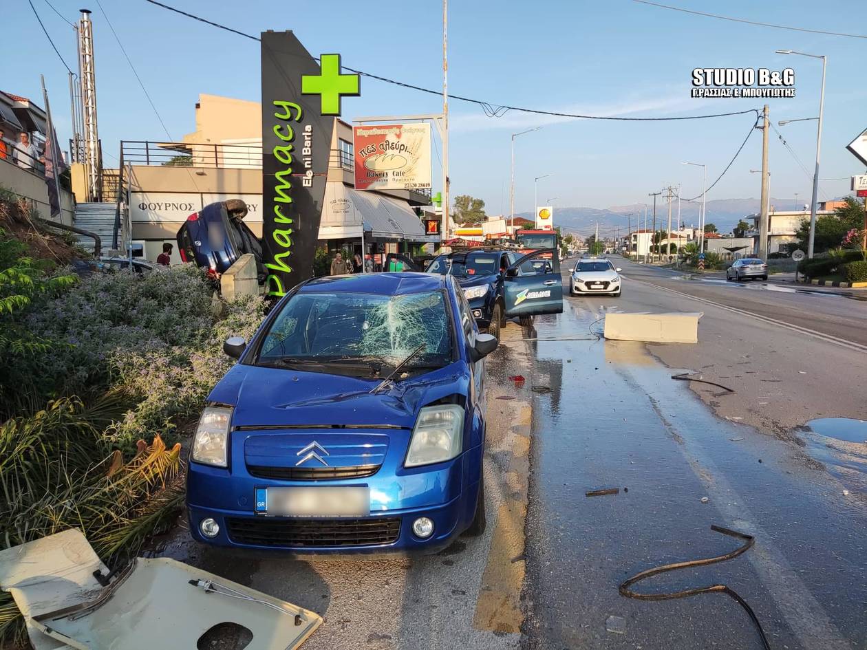 Ναύπλιο: Αυτοκίνητο γκρέμισε μάντρα και έπεσε σε σταθμευμένα οχήματα (εικόνες)-1
