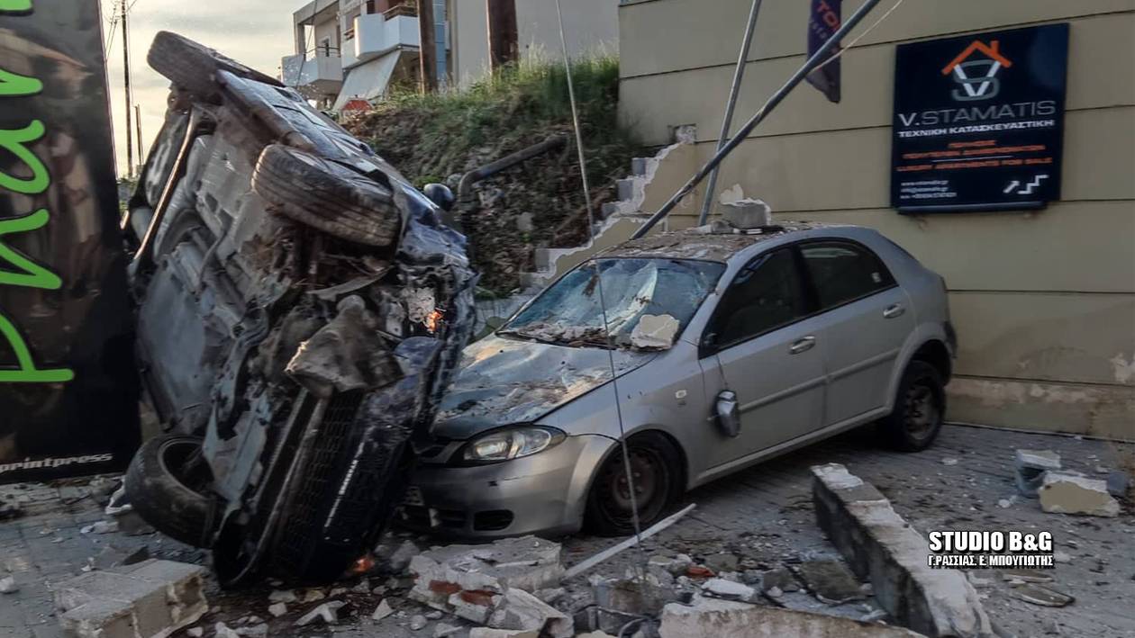 Ναύπλιο: Αυτοκίνητο γκρέμισε μάντρα και έπεσε σε σταθμευμένα οχήματα (εικόνες)-2