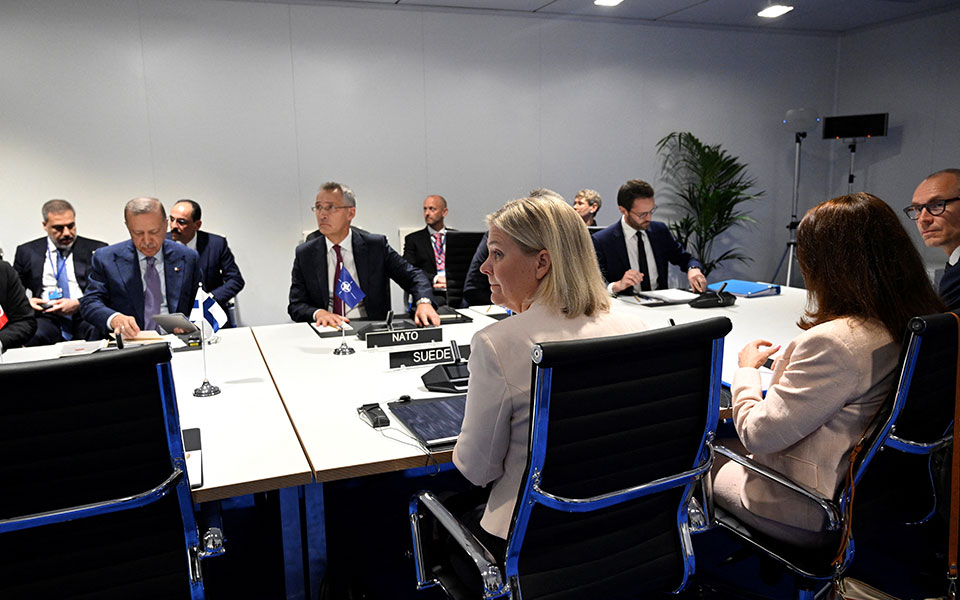 NATO: Σε εξέλιξη η συνάντηση Ερντογάν με τους ηγέτες Σουηδίας και Φινλανδίας-3