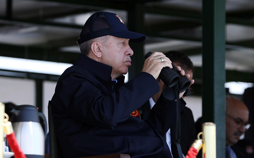 εκτός-ορίων-ο-ερντογάν-απειλεί-την-ελλ-561902596