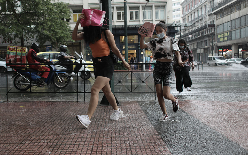 καιρός-άστατος-με-νεφώσεις-βροχές-και-561901936