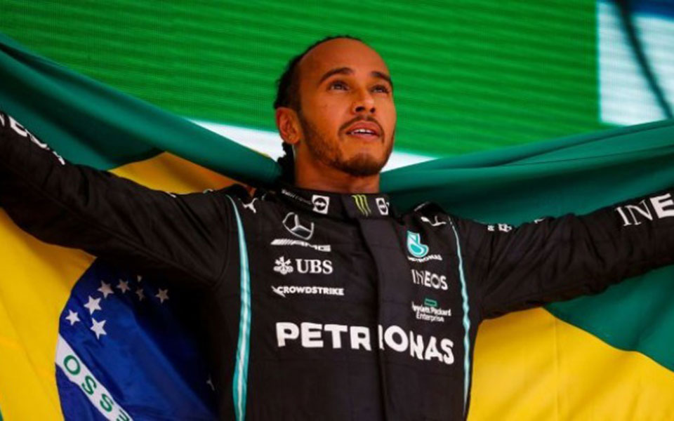 ο-λούις-χάμιλτον-έγινε-επίτιμος-πολίτ-561903892