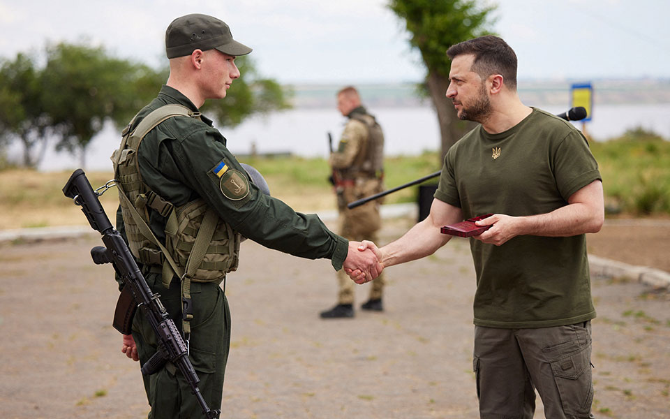ουκρανία-ο-ζελένσκι-επισκέφθηκε-για-π-561916957