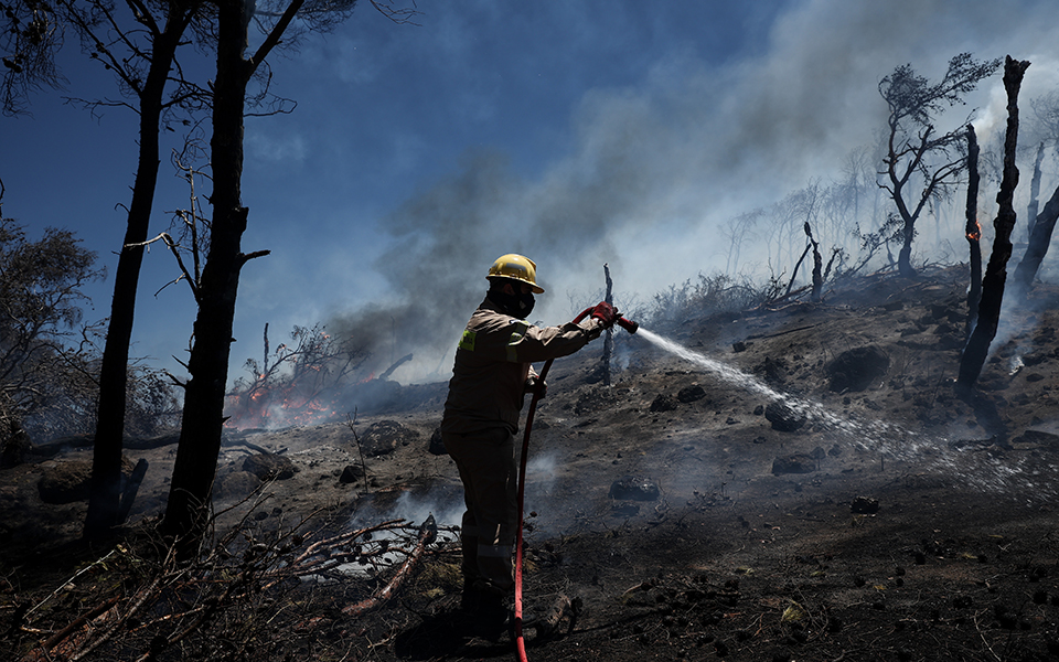 Καλή χαρακτηρίζεται πια η εικόνα της πυρκαγιάς στη Φέριζα Σαρωνικού- Σε εξέλιξη το πύρινο μέτωπο-3