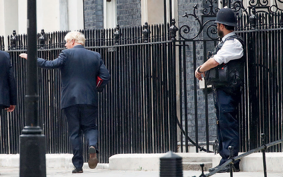 βρετανία-κορυφαίοι-υπουργοί-εγκαταλ-561943159