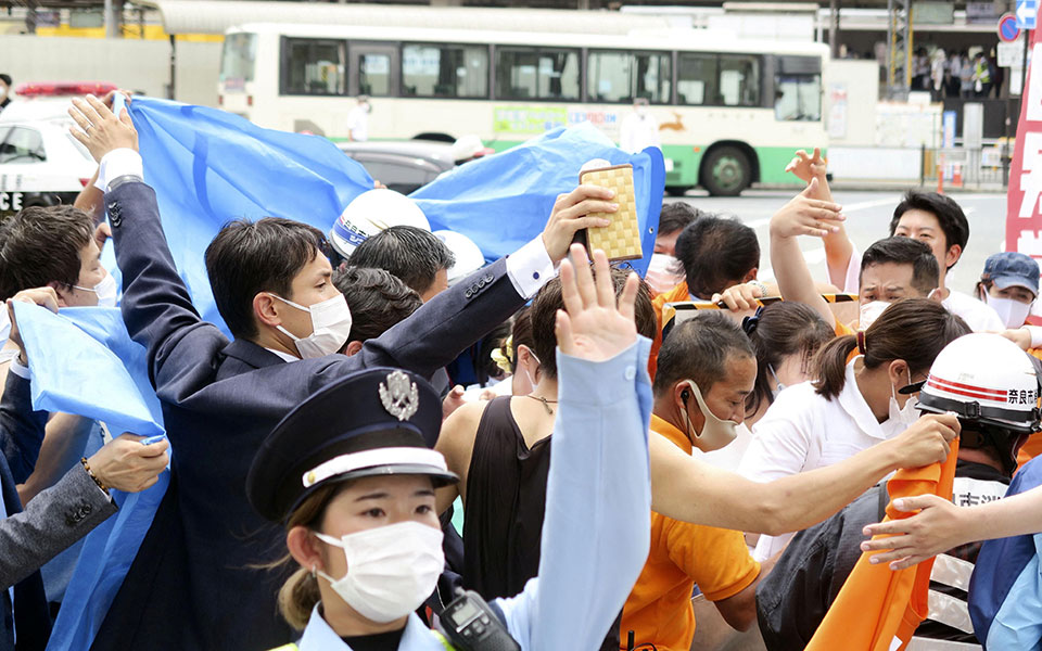 Πέθανε ο Σίνζο Άμπε – Υπέκυψε στα τραύματά του μετά την δολοφονική επίθεση-5