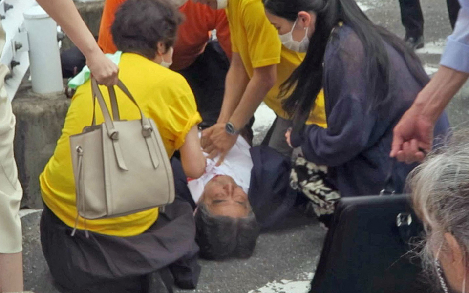 πέθανε-ο-σίνζο-άμπε-υπέκυψε-στα-τραύ-561946897