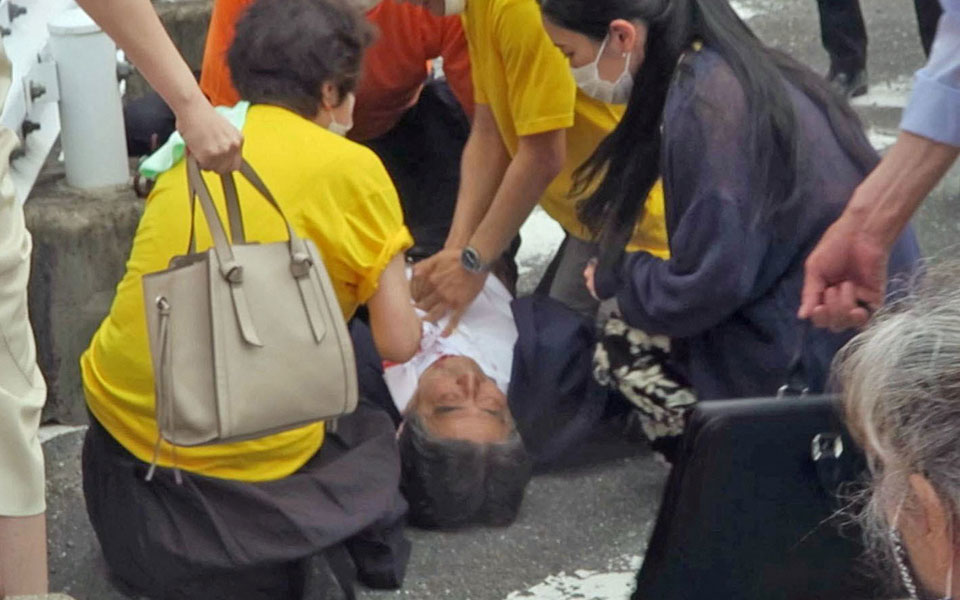 Πέθανε ο Σίνζο Άμπε – Υπέκυψε στα τραύματά του μετά την δολοφονική επίθεση-3