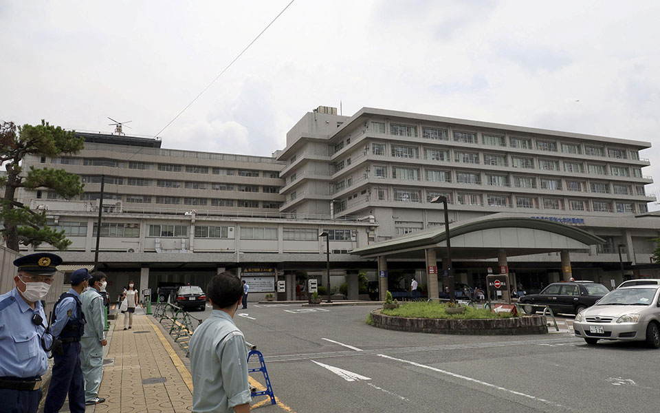 Πέθανε ο Σίνζο Άμπε – Υπέκυψε στα τραύματά του μετά την δολοφονική επίθεση-8