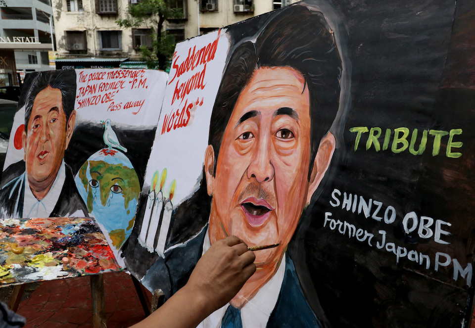 σίνζο-άμπε-συγκλονισμένος-ο-πλανήτης-561948532