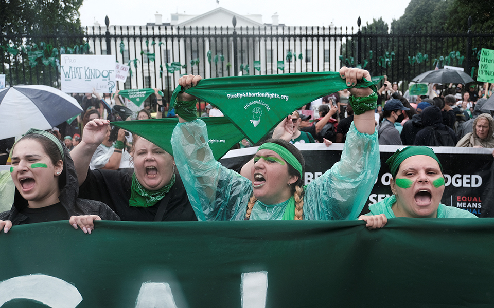 HΠΑ: Μαζική διαδήλωση στον Λευκό Οίκο κατά της απαγόρευσης των αμβλώσεων-1