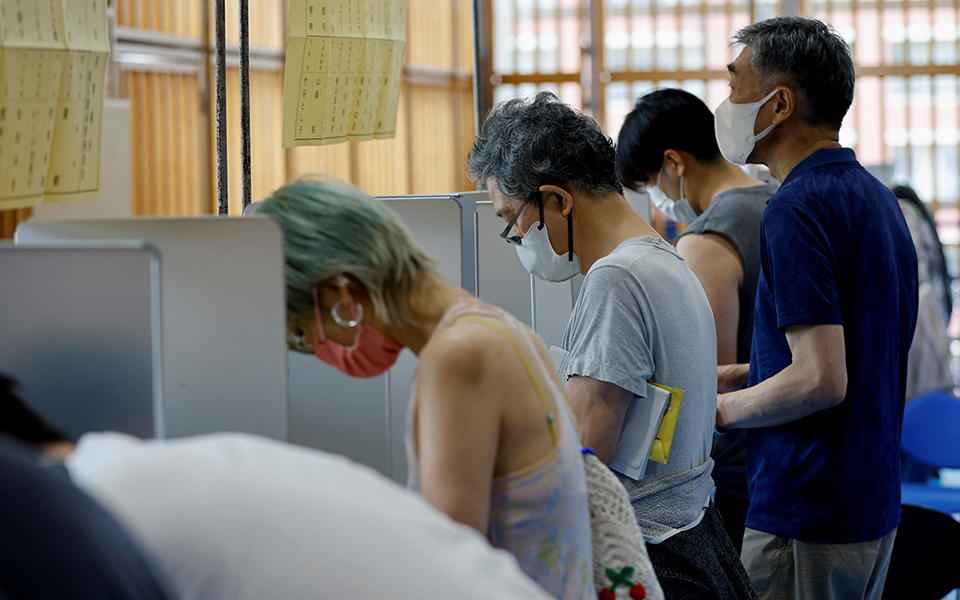 ιαπωνία-άνοιξαν-οι-κάλπες-στη-σκιά-τ-561950272