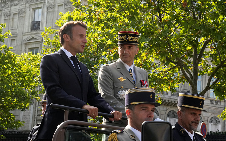 μακρόν-δύσκολο-και-σκληρό-φθινόπ-561956638