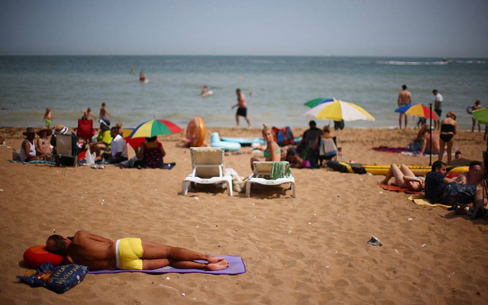 «Η κλιματική αλλαγή επηρεάζει τους πάντες»: Καύσωνας διαρκείας και πυρκαγιές δοκιμάζουν την Ευρώπη-10