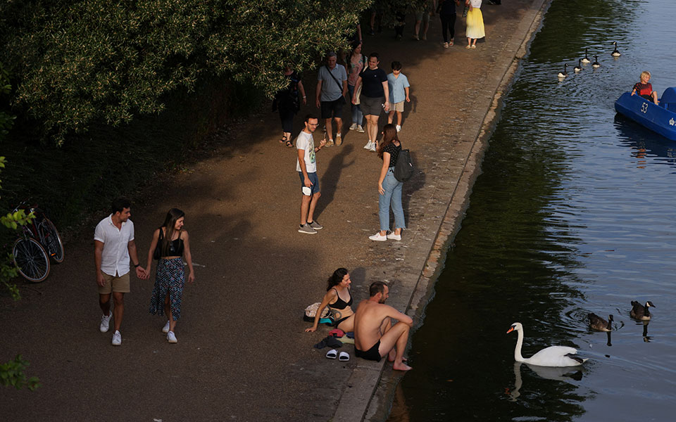 «Η κλιματική αλλαγή επηρεάζει τους πάντες»: Καύσωνας διαρκείας και πυρκαγιές δοκιμάζουν την Ευρώπη-13