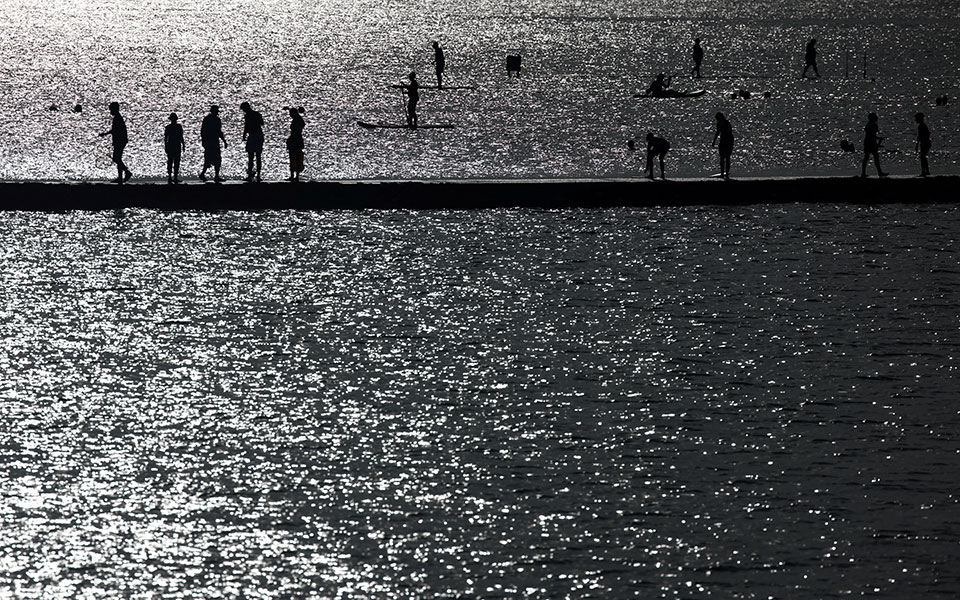 «Η κλιματική αλλαγή επηρεάζει τους πάντες»: Καύσωνας διαρκείας και πυρκαγιές δοκιμάζουν την Ευρώπη-14