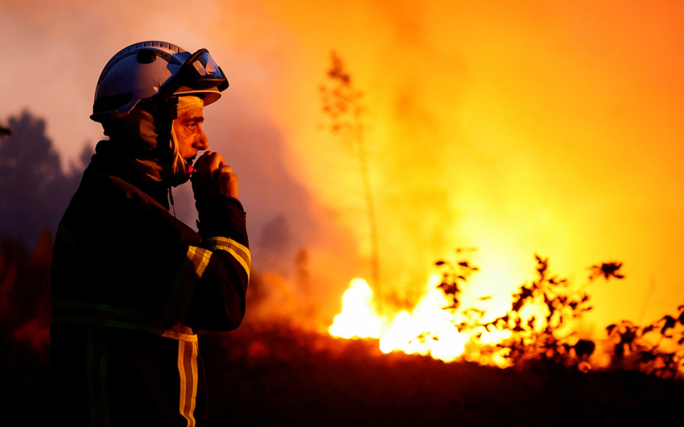 μάχη-με-τις-φλόγες-στη-γαλλία-μεταφέρ-561963589
