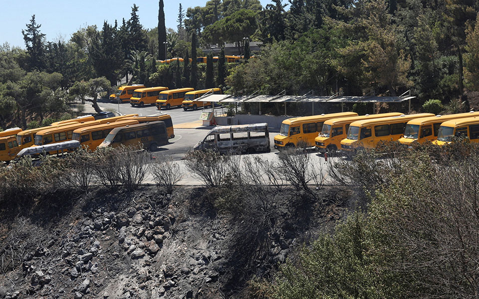 Φωτιά στην Πεντέλη: Μετρούν τις πληγές τους οι κάτοικοι – Καταστροφές σε σπίτια, κάηκαν οχήματα (φωτογραφίες)-2