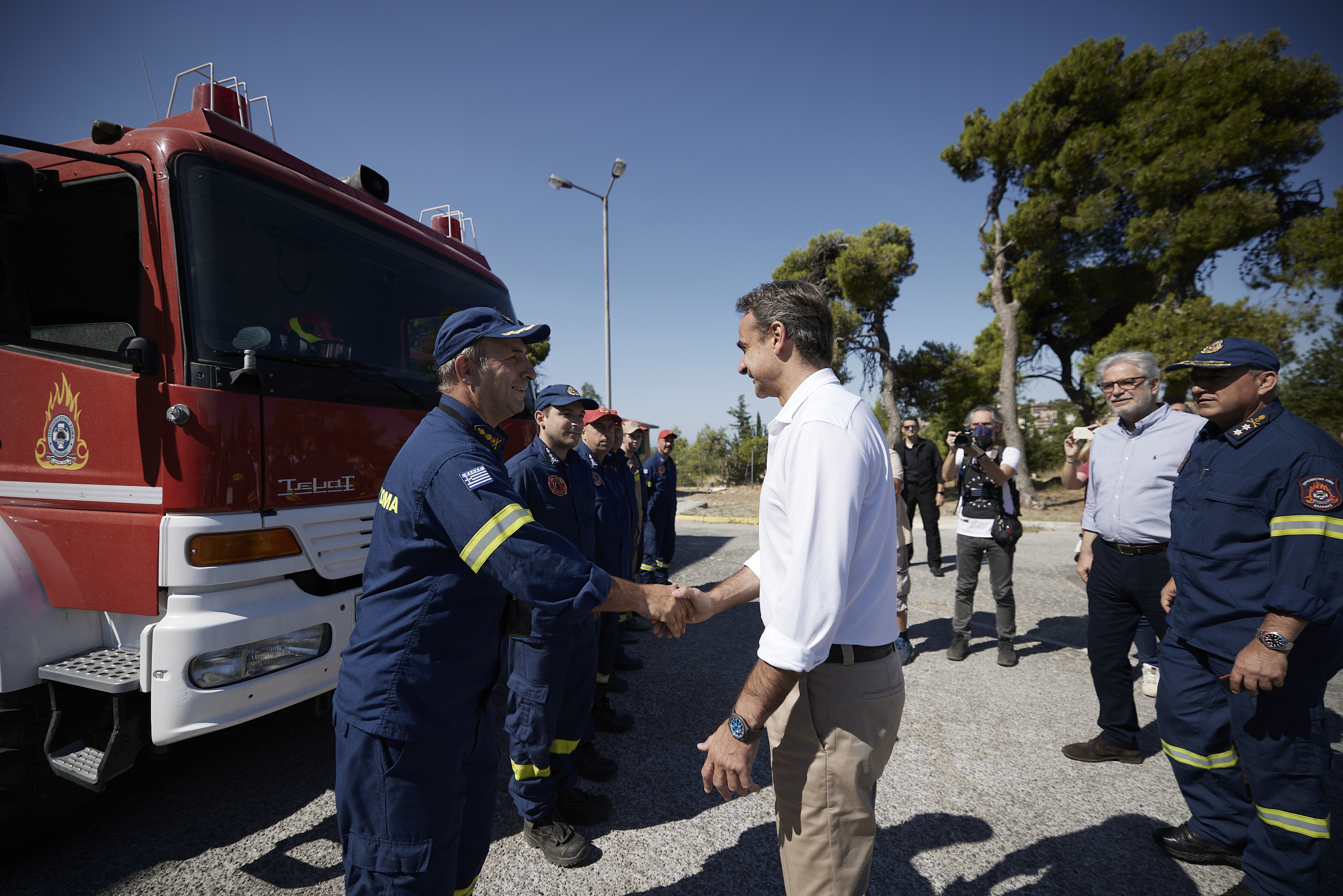 «Αυτοψία» Μητσοτάκη στις πληγείσες περιοχές της Πεντέλης-1