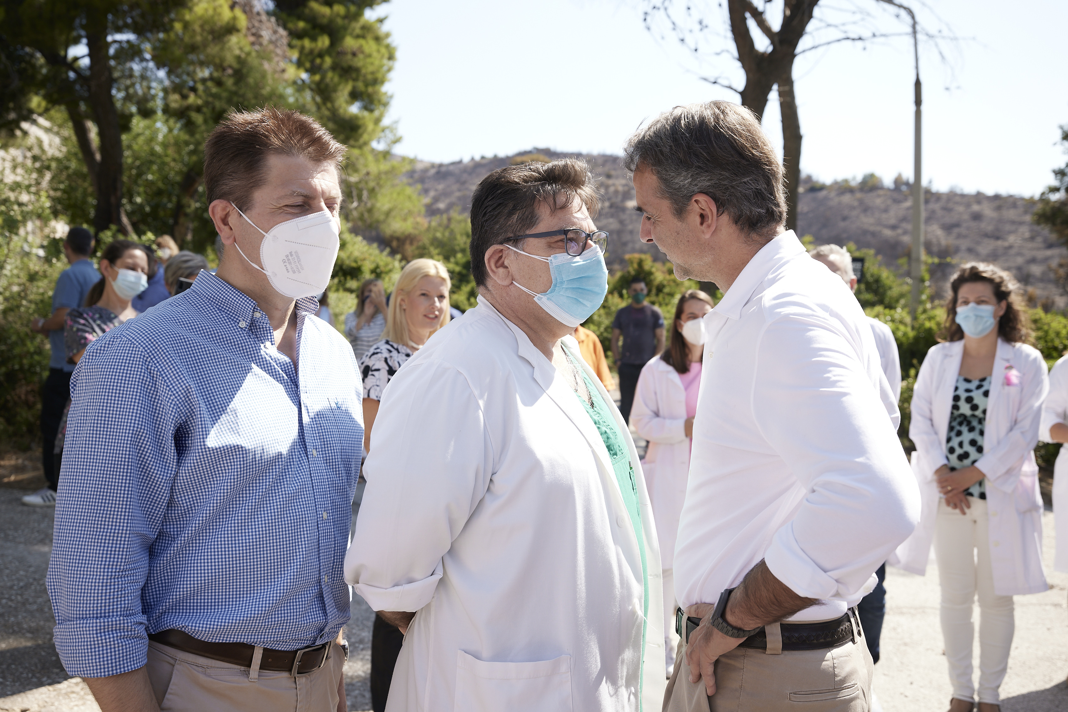 «Αυτοψία» Μητσοτάκη στις πληγείσες περιοχές της Πεντέλης-3