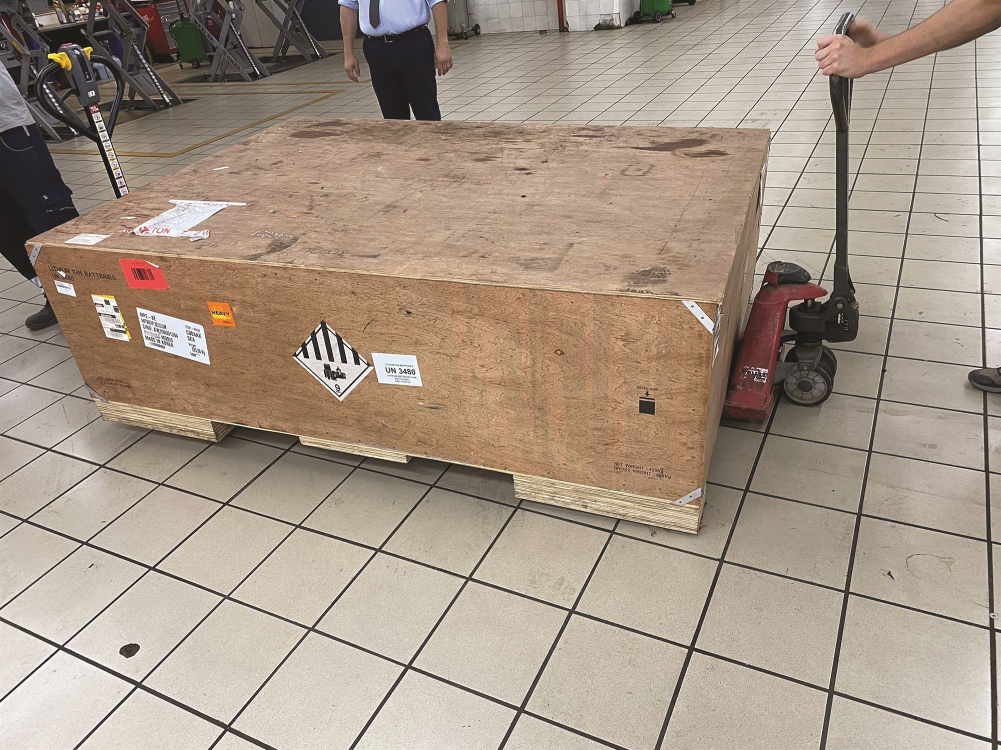 ανακυκλώνοντας-μπαταρία-βάρους-455-κιλώ-561979279