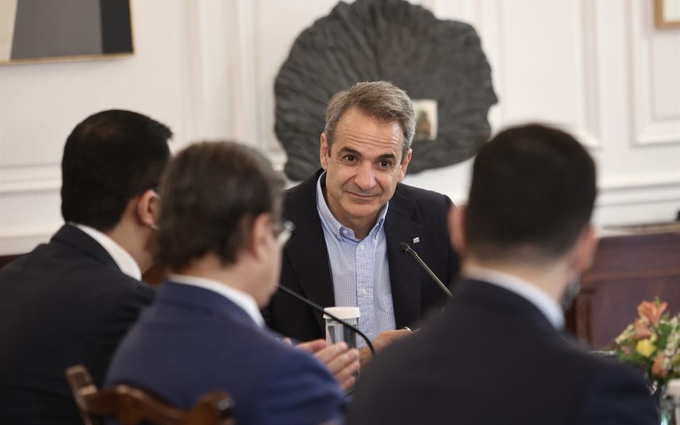 συνάντηση-κυριάκου-μητσοτάκη-με-μέλη-561945874