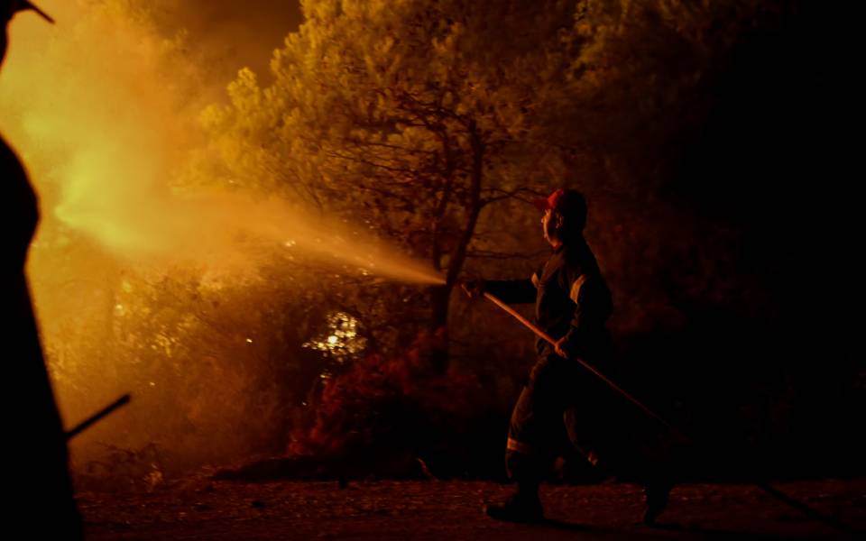 ζάκυνθος-υπό-έλεγχο-η-φωτιά-στο-καμπί-561940618