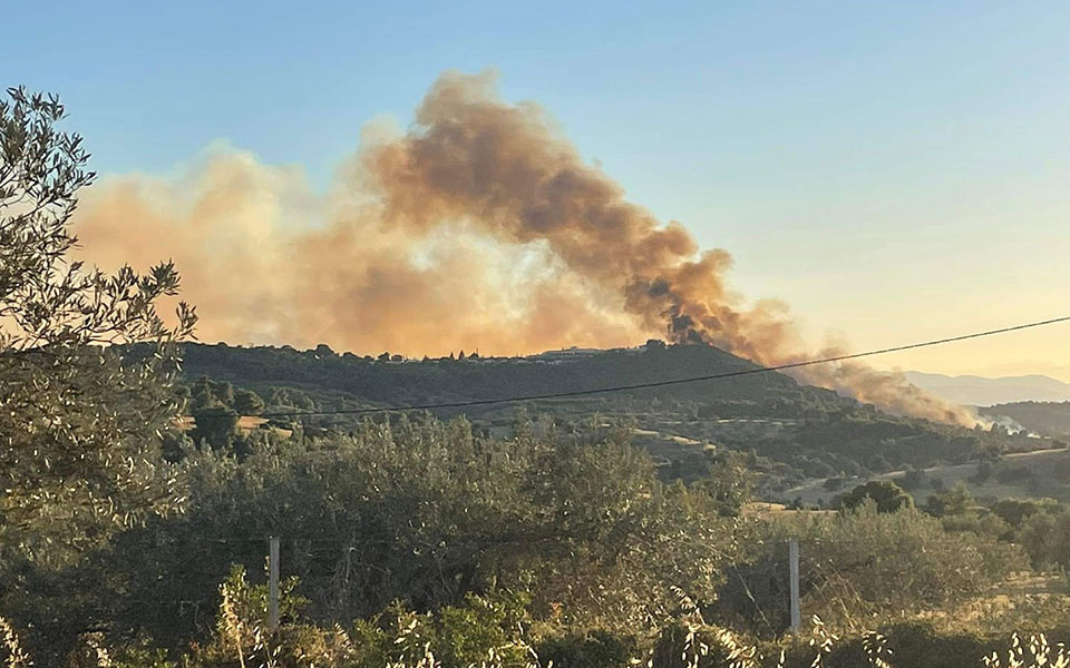 Σκληρή μάχη με τις φλόγες στη Φωκίδα – Τα μέτωπα σε Ηλεία και Αργολίδα-1